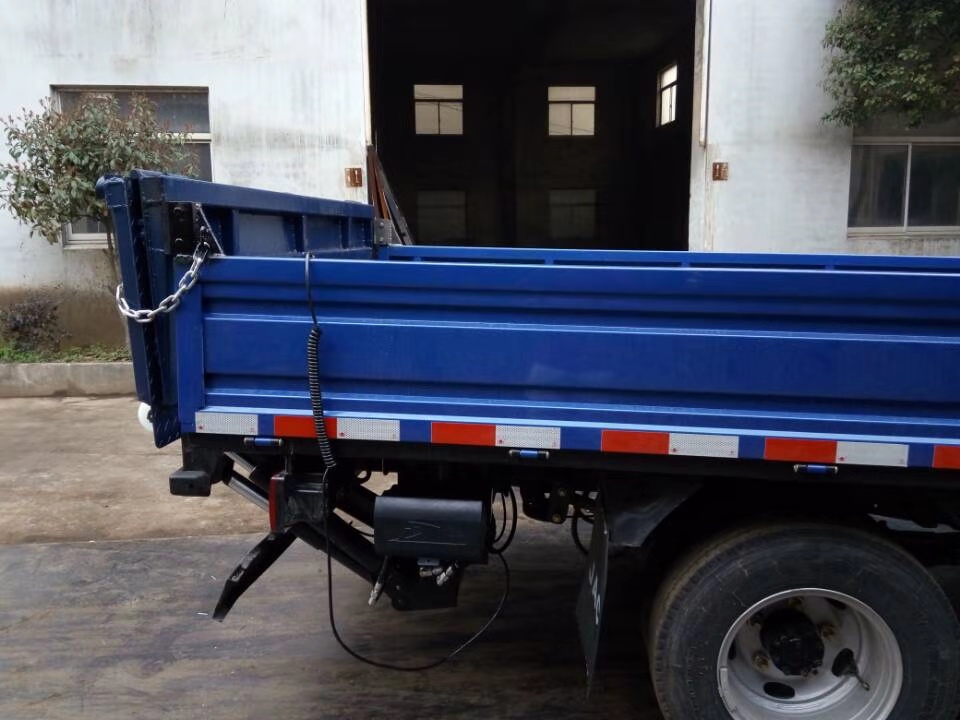 折(she)疊式汽(qi)車尾闆(pǎn)