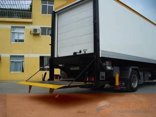 垂直(zhi)升降汽車尾(wei)闆