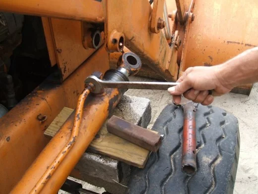 裝載機活塞(sai)杆的拆卸步驟(zhòu)釋放壓力圖