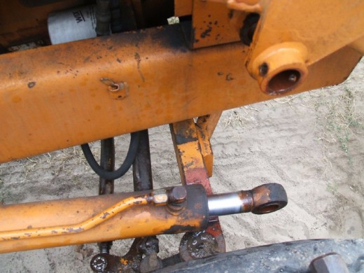 裝載機活(huó)塞杆的拆卸步(bù)驟在木塊上支(zhi)撐圖