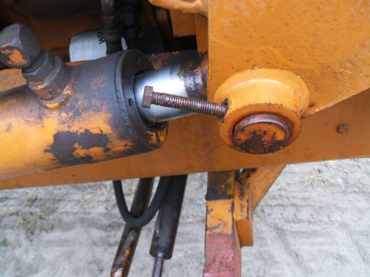 裝載(zǎi)機活塞杆的拆(chāi)卸步驟斷開兩(liǎng)端連接圖